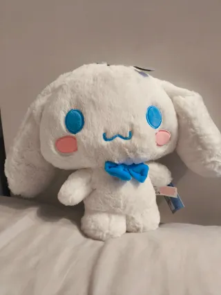 Pupazzo Cinnamoroll bianco con fiocco blu