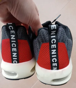 Zapatillas deportivas negras y rojas