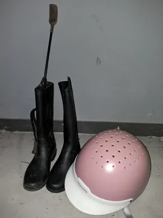 Botas de equitación, fusta y casco rosa