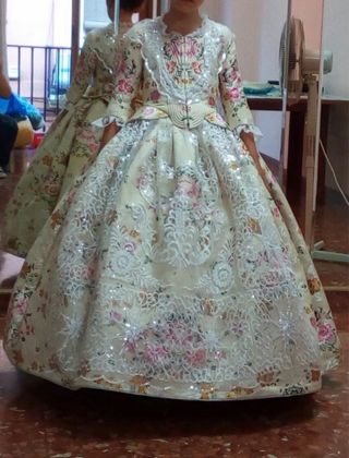 Traje de fallera en color Beige