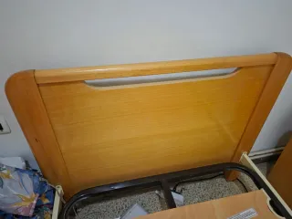 Cama individual de madera y metal