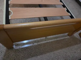 Cama individual de madera y metal