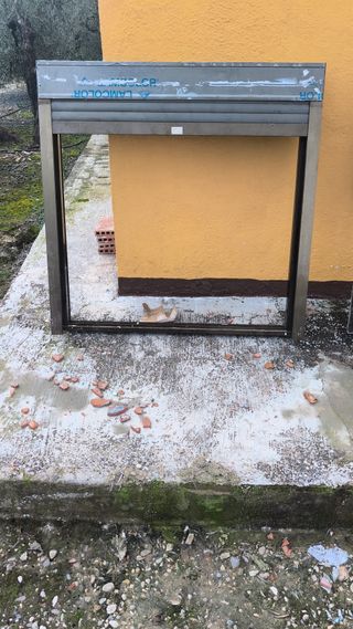 Ventana bronce con persiana enrollable