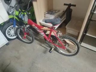 Bicicleta infantil roja