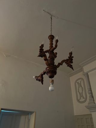 Lámpara de madera tallada