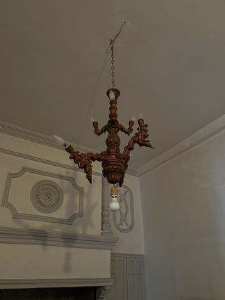 Lámpara de madera tallada