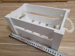 Caja de madera blanca con cuerdas