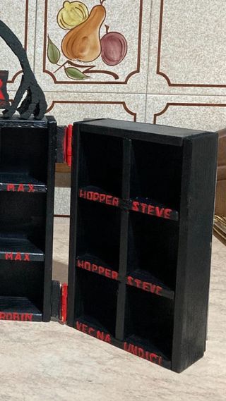 Espositore Funko Pop Stranger Things in Legno