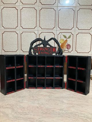 Espositore Funko Pop Stranger Things in Legno