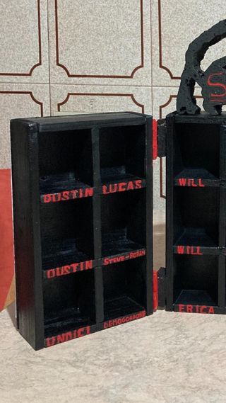 Espositore Funko Pop Stranger Things in Legno