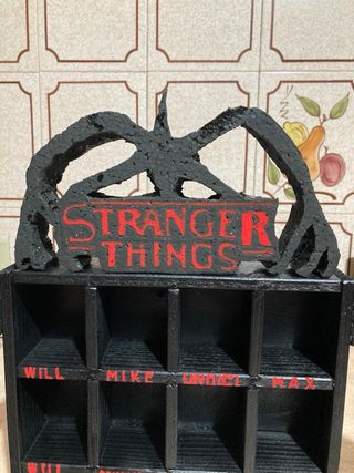 Espositore Funko Pop Stranger Things in Legno