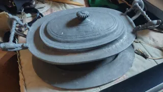 Sopera antigua de estaño