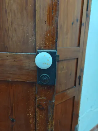 Puerta doble de madera antigua