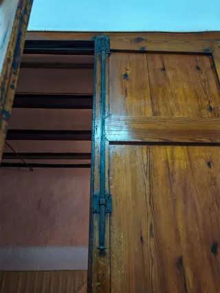 Puerta doble de madera antigua
