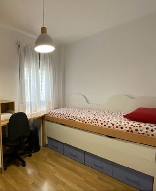 Habitación infantil.Camas y escritorio