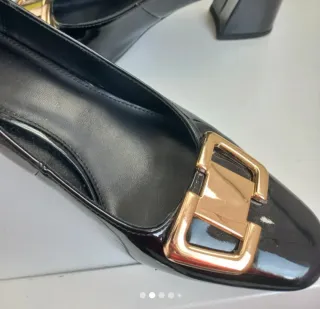 Zapatos tacón charol hebilla dorada