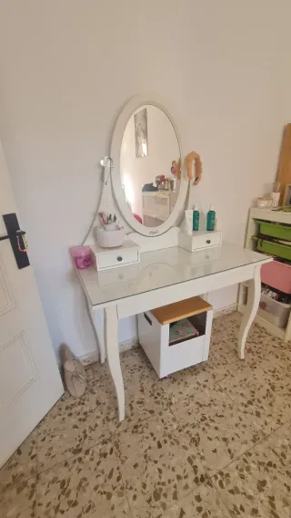 Tocador blanco estilo clásico