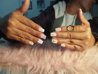 Servicio de manicura y pedicura