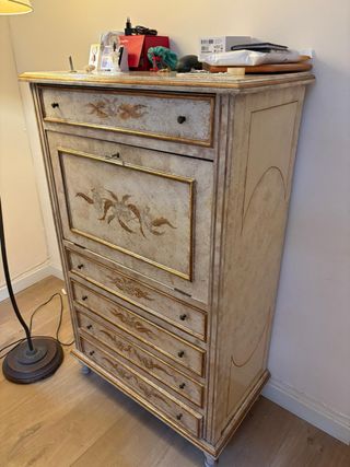 Cómoda vintage de madera beige y marrón.