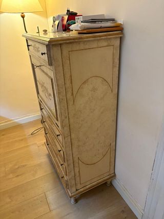 Cómoda vintage de madera beige y marrón.