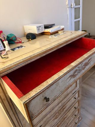 Cómoda vintage de madera beige y marrón.