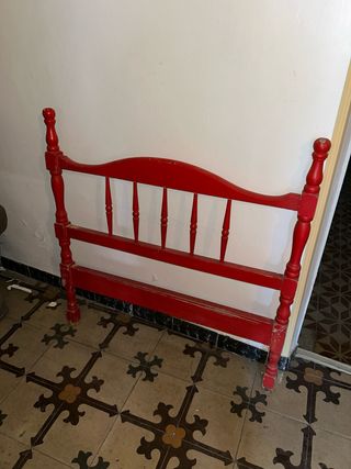 Cabecero y pies de cama de madera rojo.