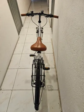 Bicicleta de paseo blanca. Marca Moma Hybrid