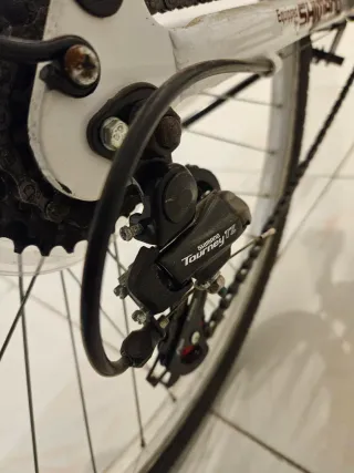 Bicicleta de paseo blanca. Marca Moma Hybrid