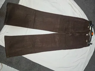 Pantalones vaqueros acampanados con estampado