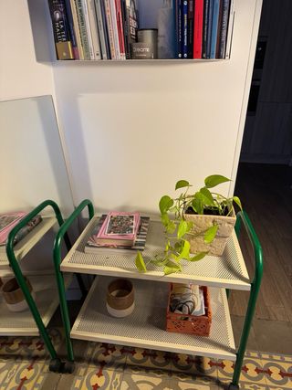 Mesa camarera auxiliar verde y blanca upcycled