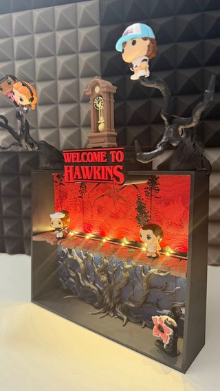 Espositore Funko Pop Stranger Things con luci