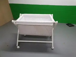 Minicuna de madera con ruedas