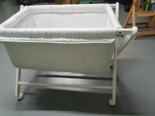 Minicuna de madera con ruedas