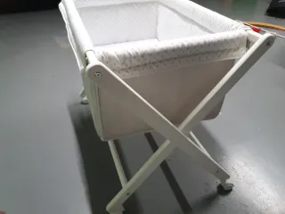 Minicuna de madera con ruedas