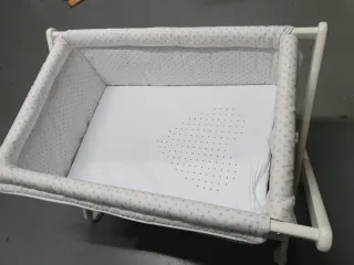 Minicuna de madera con ruedas