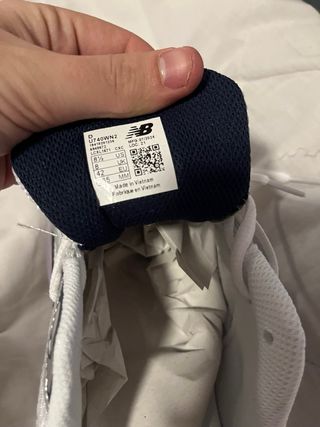 Zapatillas New Balance Plata y Blanco