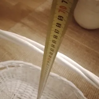 Cesta de mimbre blanca con asa