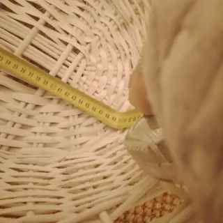 Cesta de mimbre blanca con asa