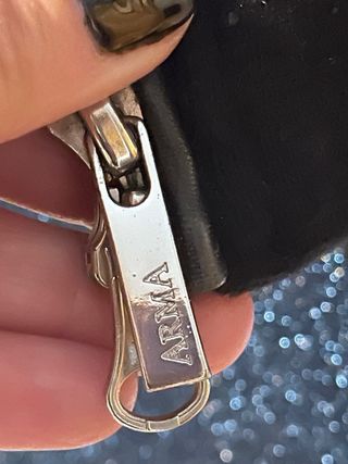 Cazadora Arma Cuero Negra con Capucha