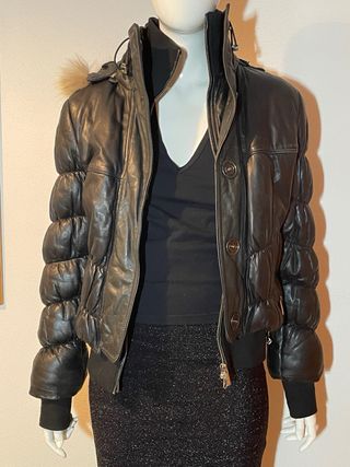 Cazadora Arma Cuero Negra con Capucha