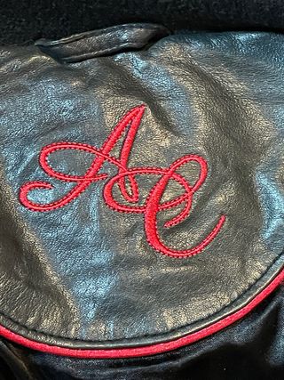 Cazadora Arma Cuero Negra con Capucha