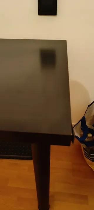 Escritorio negro de madera