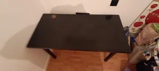 Escritorio negro de madera