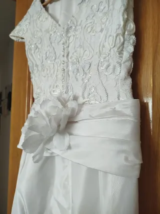 Vestido de Novia Blanco con cuerpo de bordado
