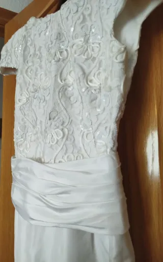 Vestido de Novia Blanco con cuerpo de bordado