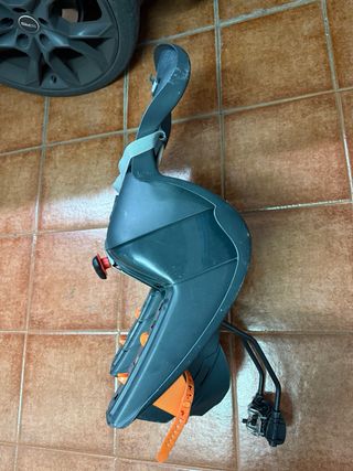 Silla bici bebé naranja y negra