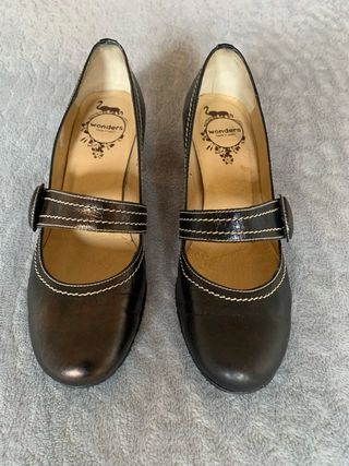 Zapatos de piel clásicos y elegantes