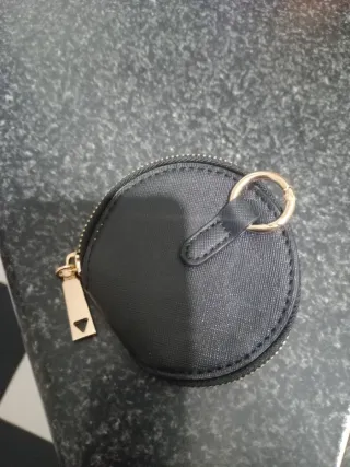 Monedero Guess Negro Redondo Cremallera