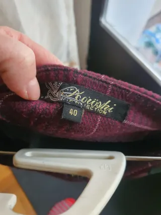 Falda de cuadros con detalles