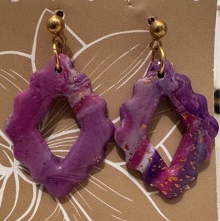 Pendientes Morados y Rosas con Detalles Dorados